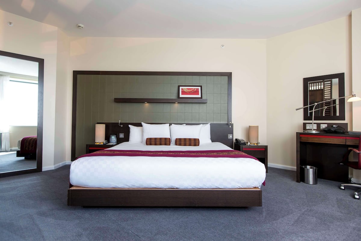 Hypo-allergenic bedding, in-room safe, desk, laptop workspace