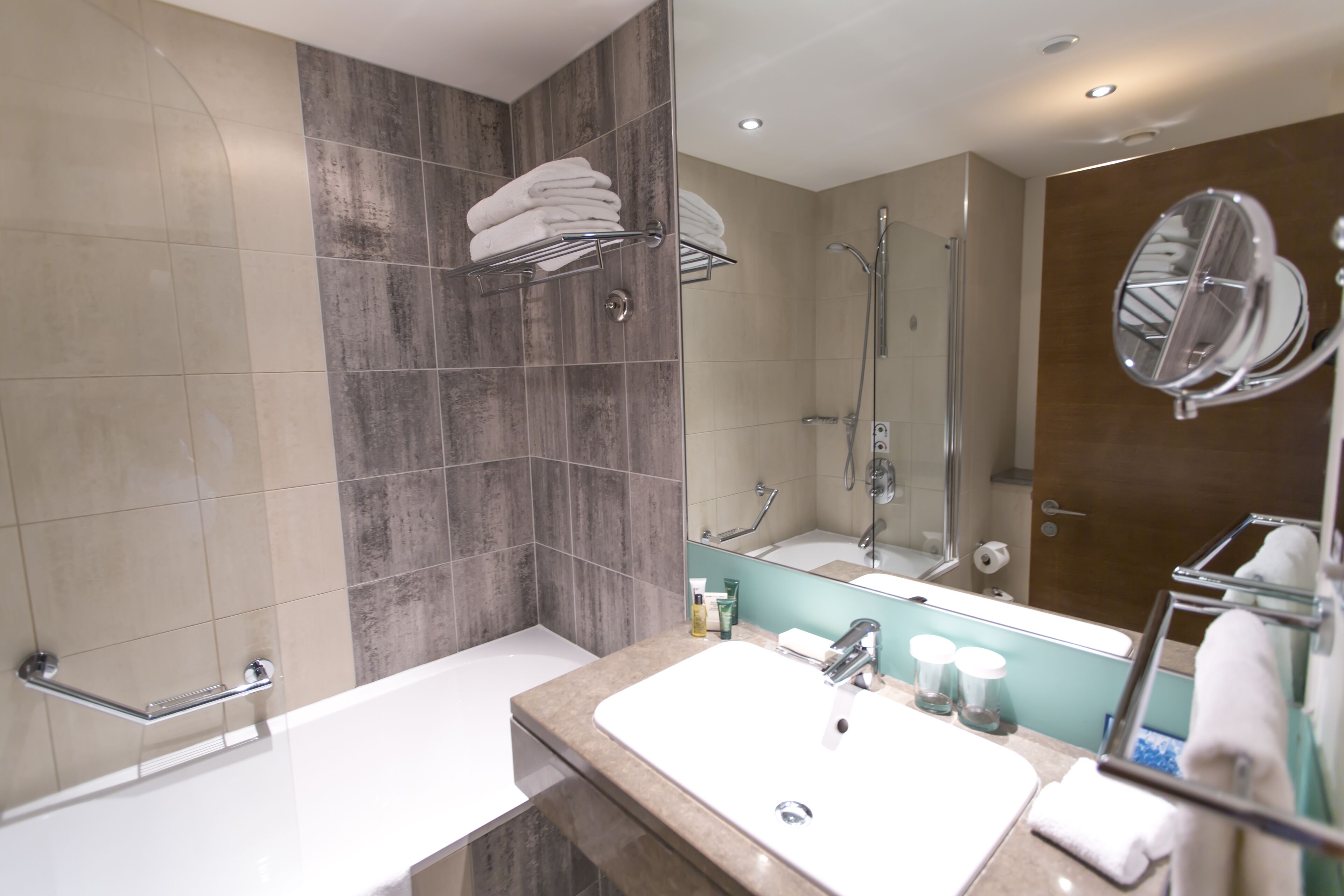 double room | bathroom | combined shower/bathtub, free toiletries, hair dryer, towels