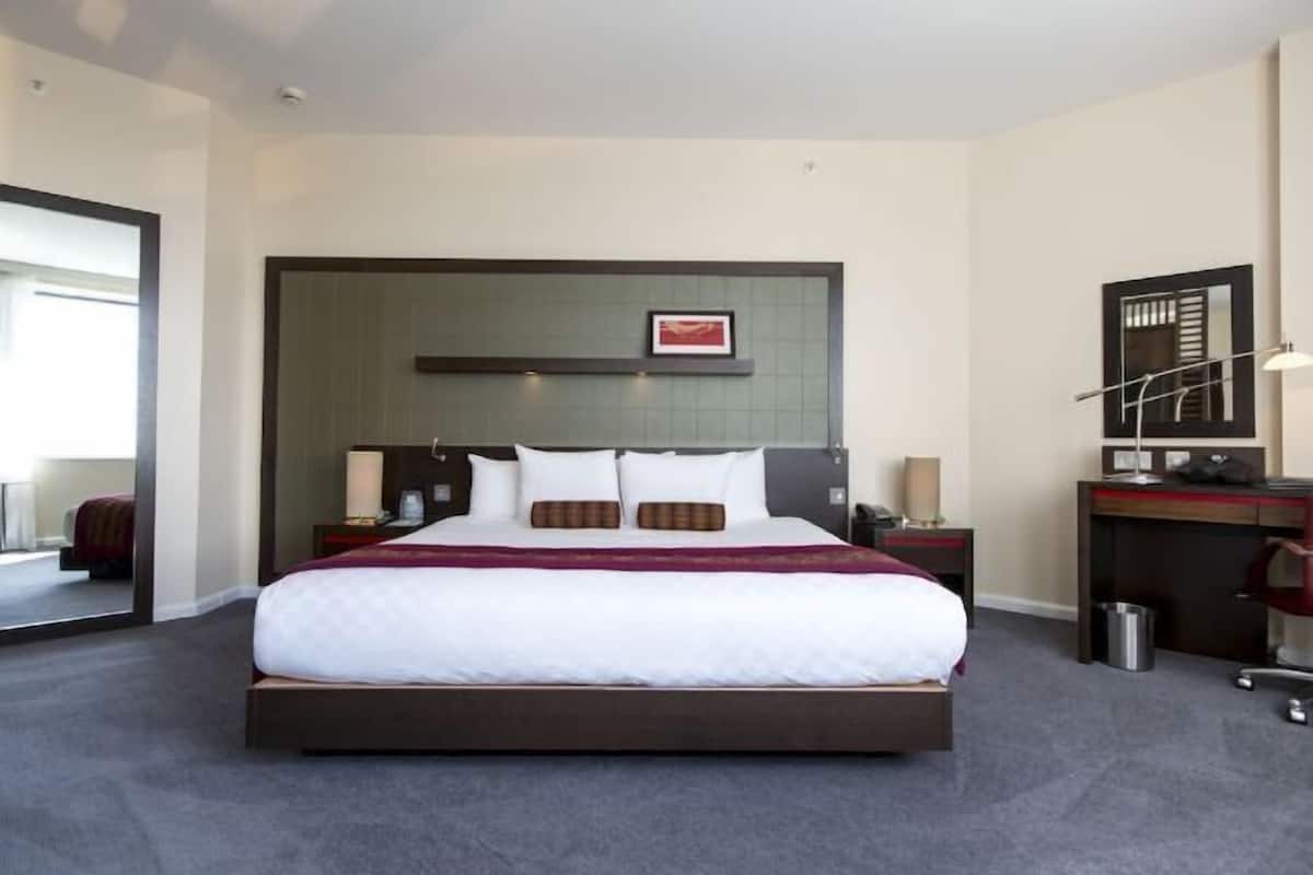 Hypo-allergenic bedding, in-room safe, desk, laptop workspace