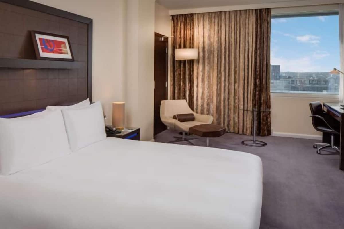 Hypo-allergenic bedding, in-room safe, desk, laptop workspace