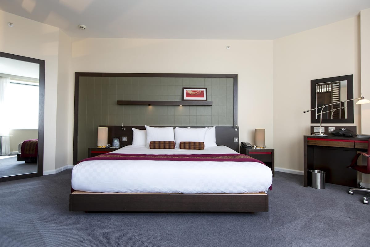 Roupas de cama antialérgicas, cofres nos quartos, escrivaninha