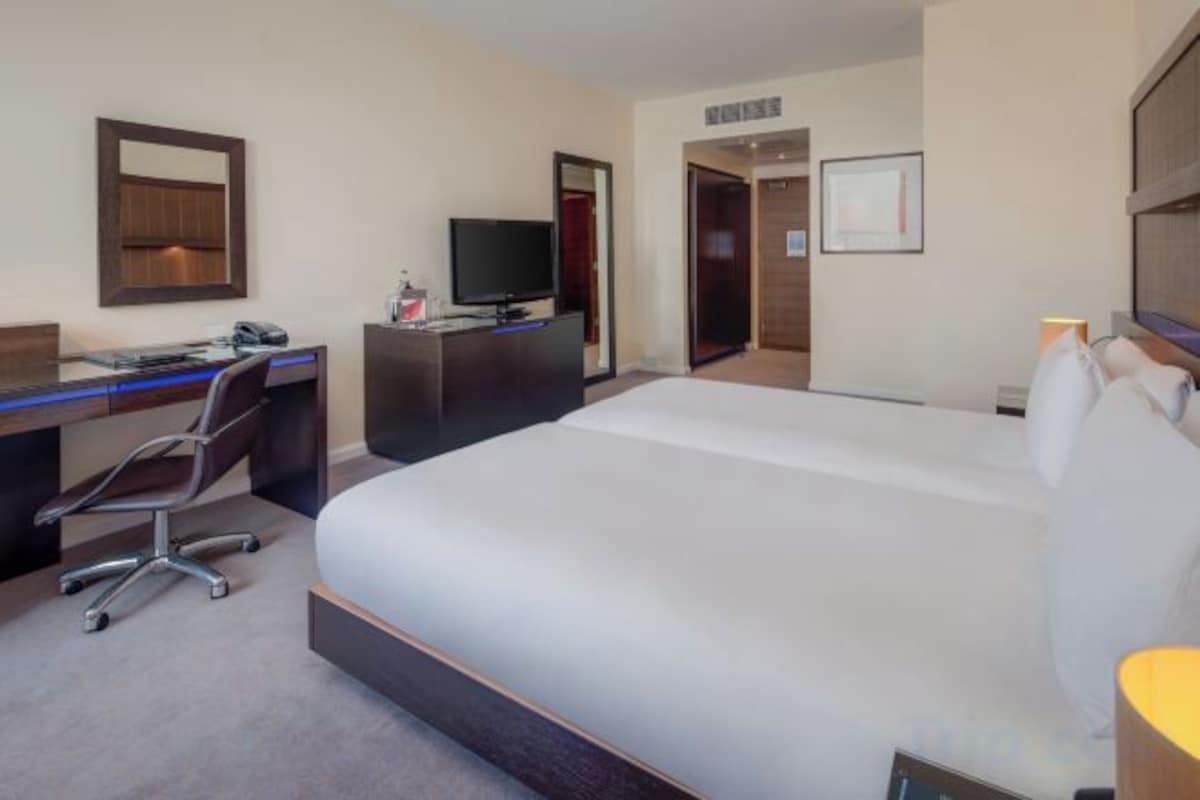 Hypo-allergenic bedding available, in-room safe, desk, laptop workspace
