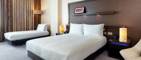 Room, 1 Queen Bed (with rollaway bed) | Hypo-allergenic bedding, in-room safe, desk, laptop workspace