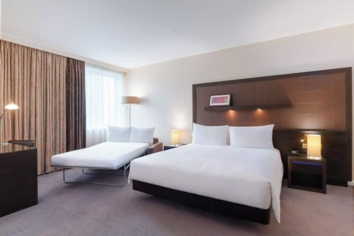 Hypo-allergenic bedding, in-room safe, desk, laptop workspace