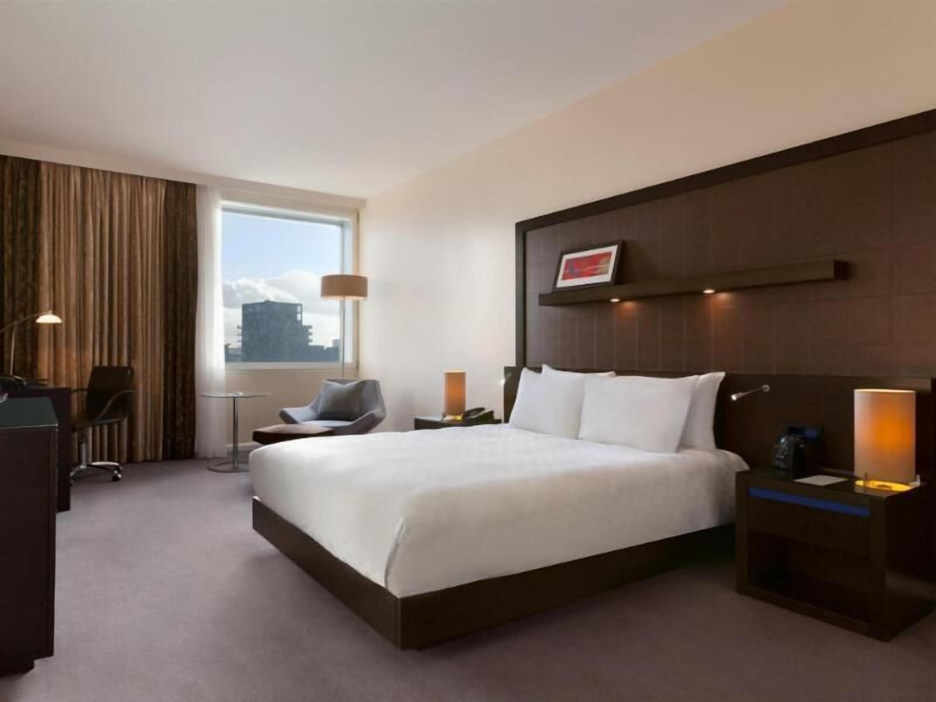 Hypo-allergenic bedding, in-room safe, desk, laptop workspace