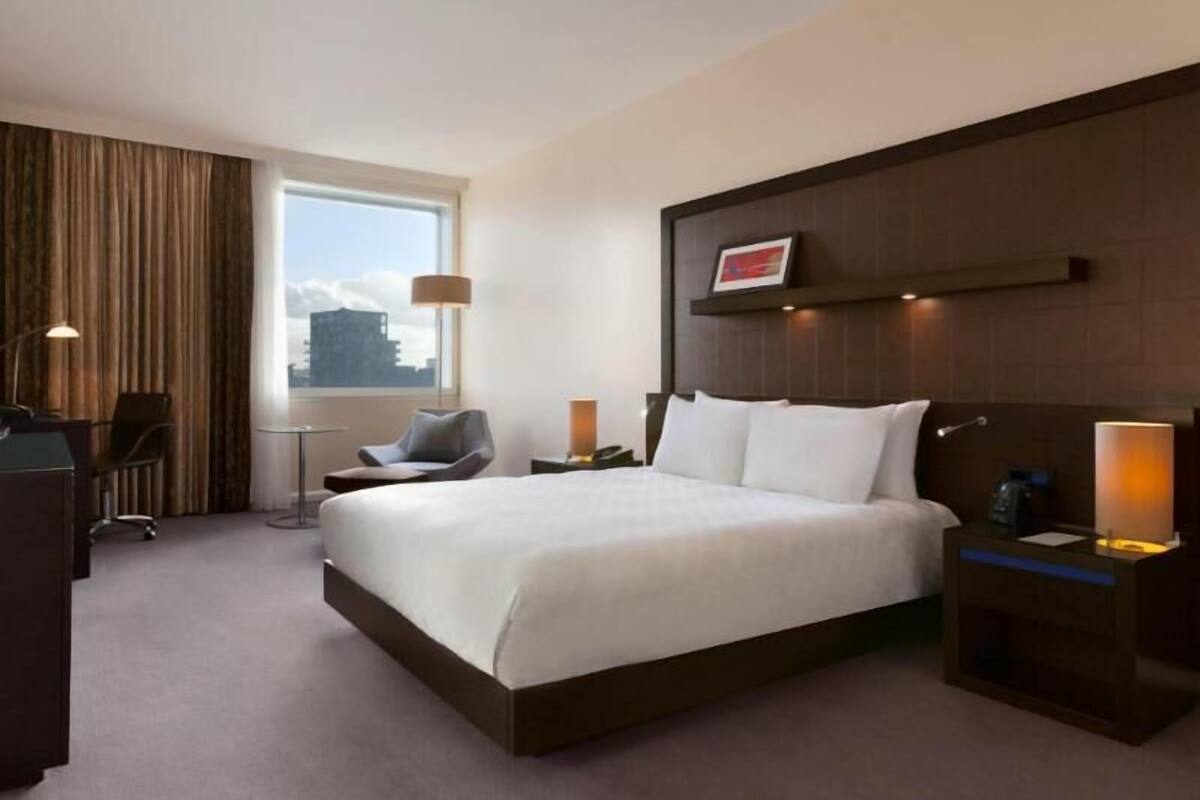 Hypo-allergenic bedding, in-room safe, desk, laptop workspace