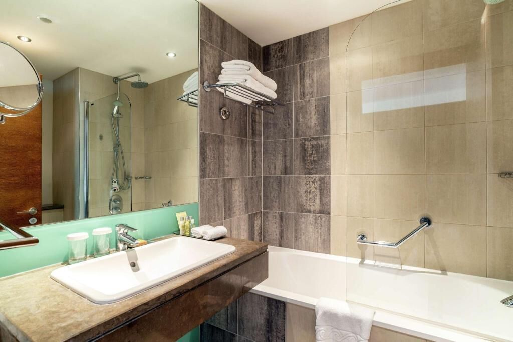 Bathroom | Combined shower/bathtub, free toiletries, hair dryer, towels