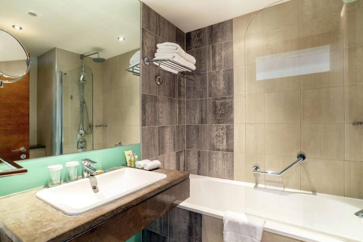Bathroom | Combined shower/tub, free toiletries, hair dryer, towels