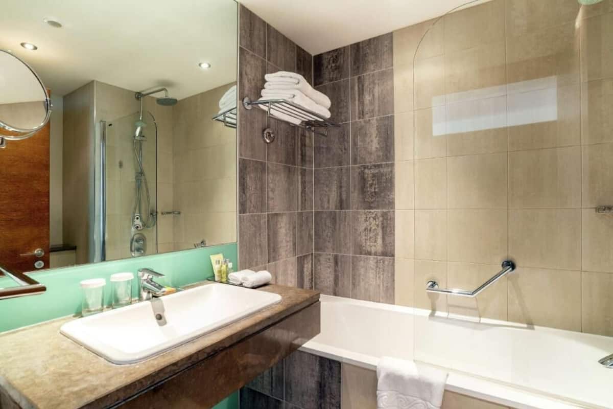 Combined shower/tub, free toiletries, hair dryer, towels