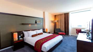 Executive Room, 1 King Bed | Hypo-allergenic bedding, in-room safe, desk, laptop workspace