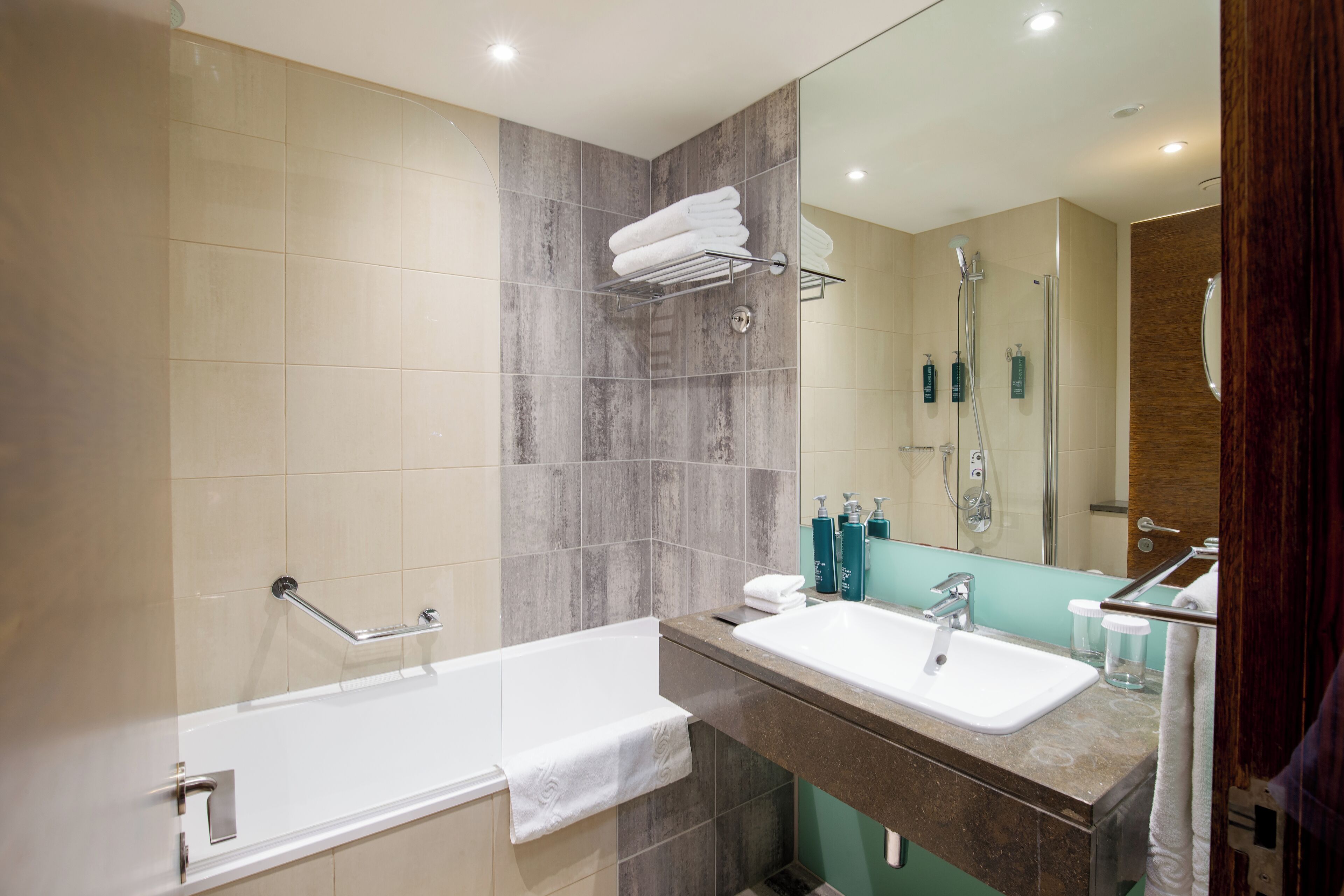 Combined shower/tub, free toiletries, hair dryer, towels