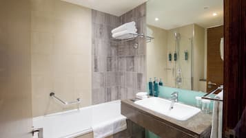 Combined shower/tub, free toiletries, hair dryer, towels