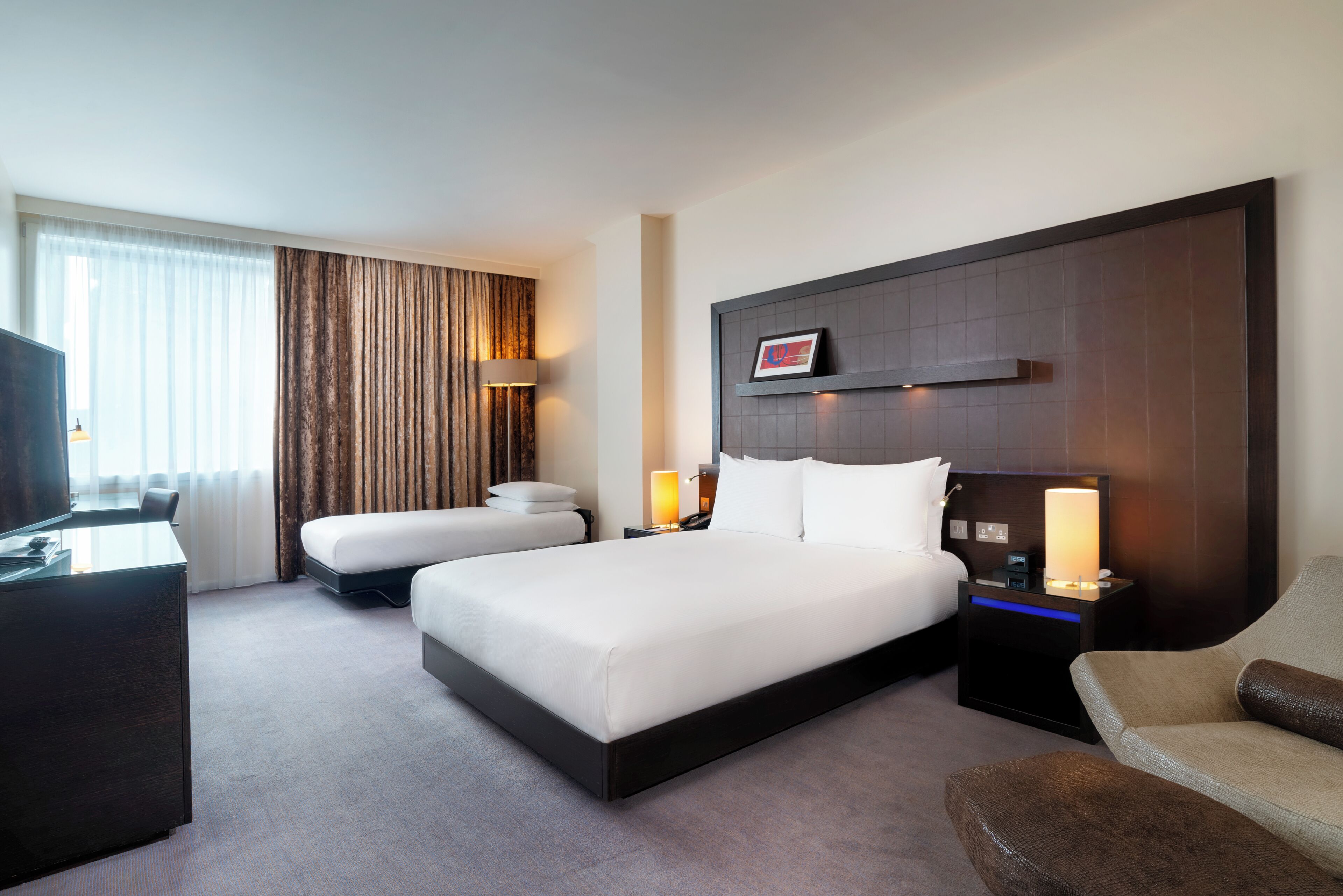 QUEEN BED RM W/ ROLLAWAY | Hypo-allergenic bedding, in-room safe, desk, laptop workspace