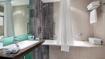 Ducha y bañera combinadas y artículos de higiene personal gratuitos