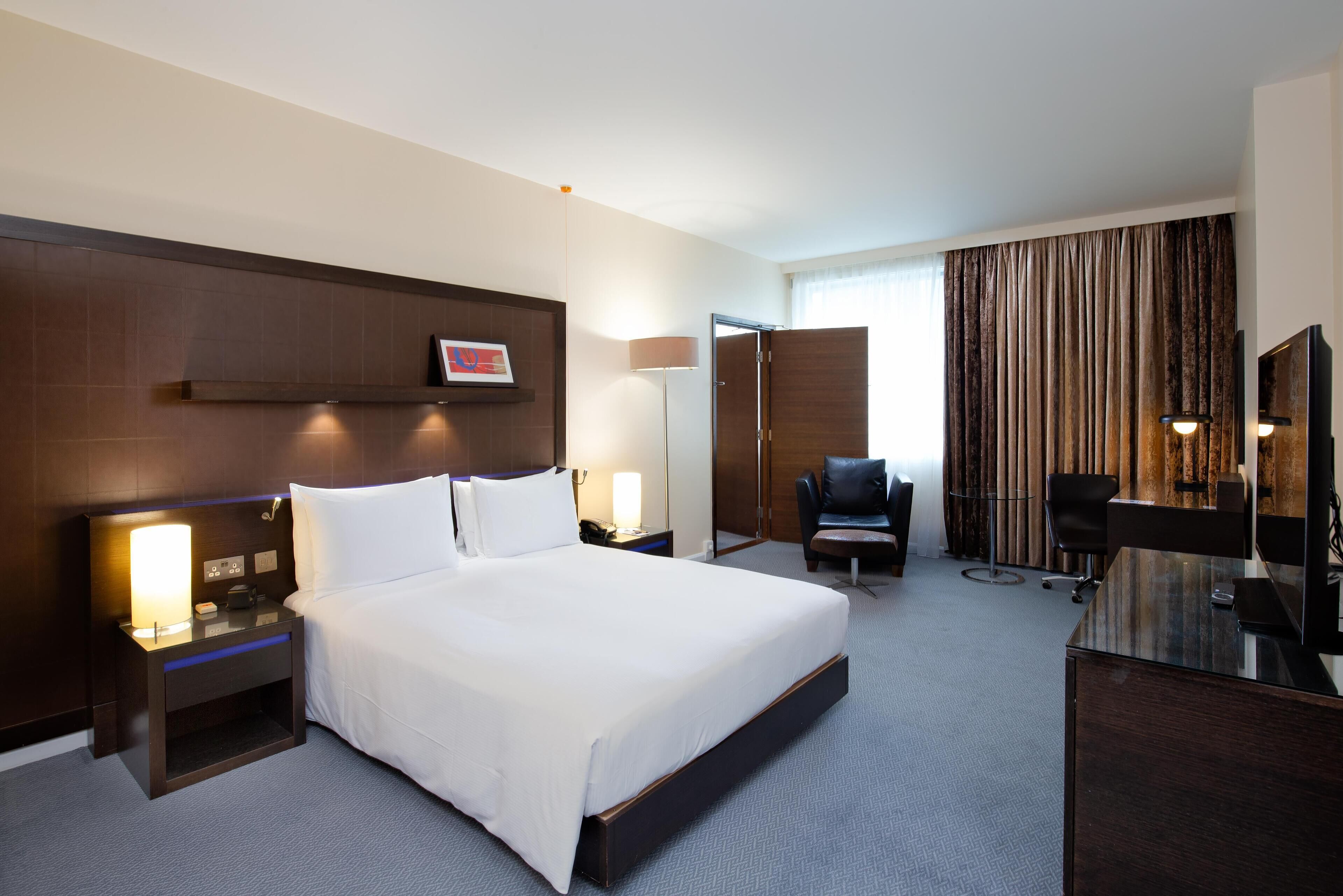 Ropa de cama hipoalergénica y caja de seguridad en la habitación 