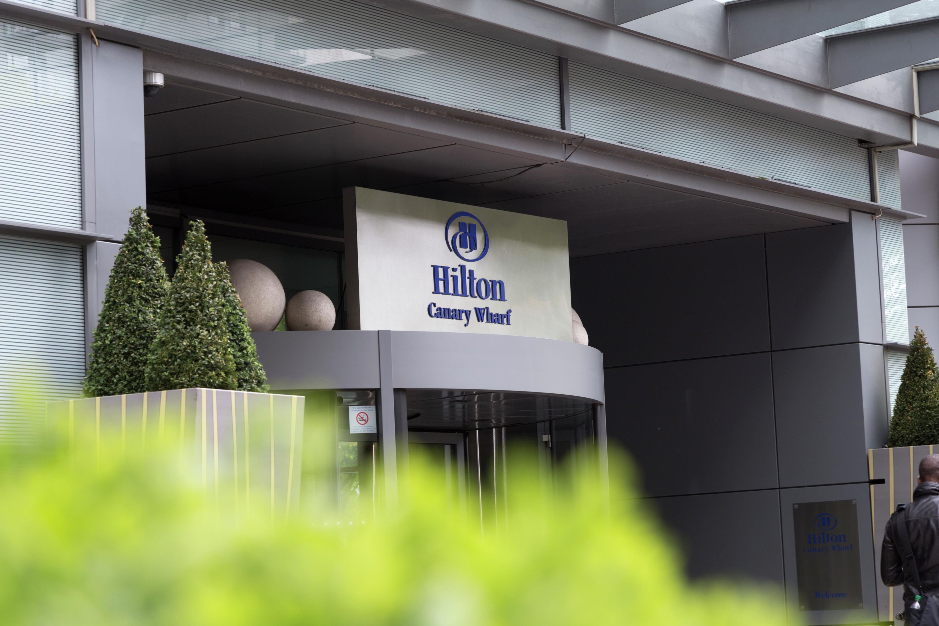 Un edificio moderno con un cartel que dice 'Hilton Canary Wharf'.