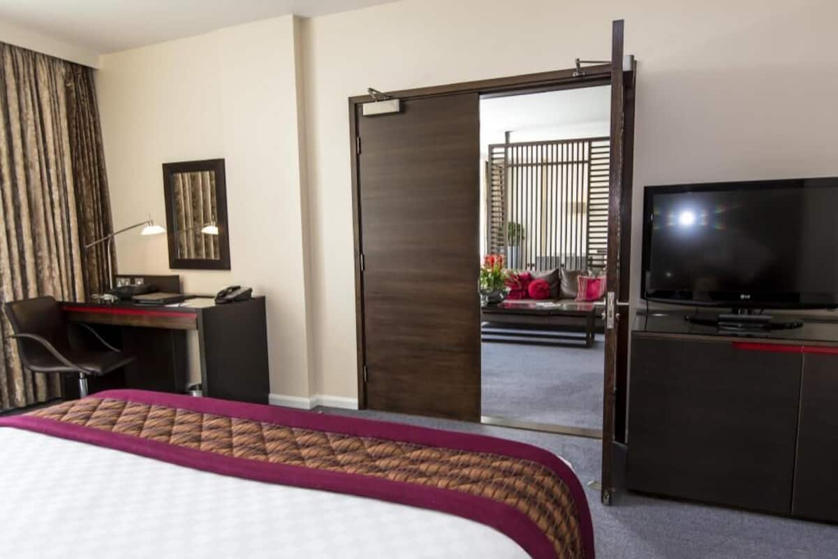 Hypo-allergenic bedding, in-room safe, desk, laptop workspace