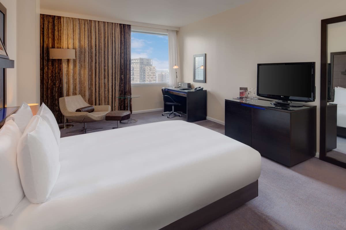 Hypo-allergenic bedding, in-room safe, desk, laptop workspace