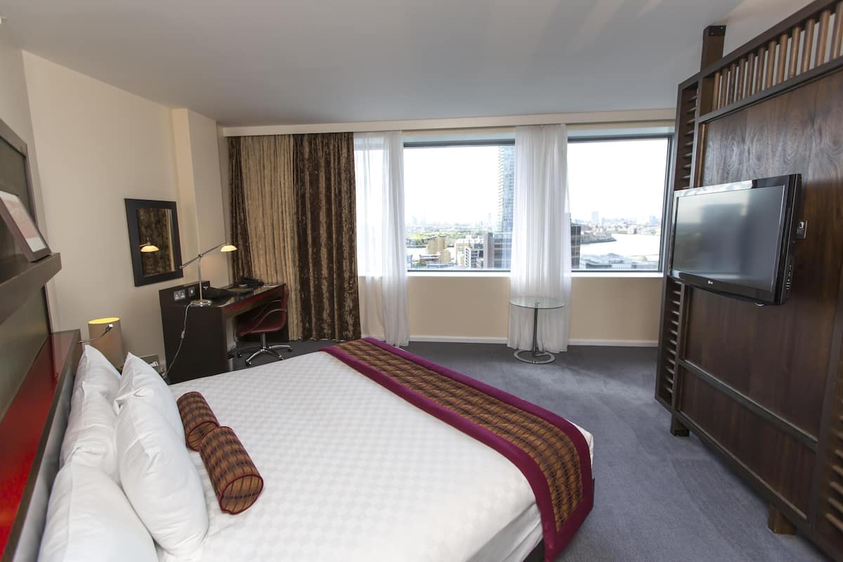 Suíte júnior, 1 cama King (Lounge Access) | Roupas de cama antialérgicas, cofres nos quartos, escrivaninha