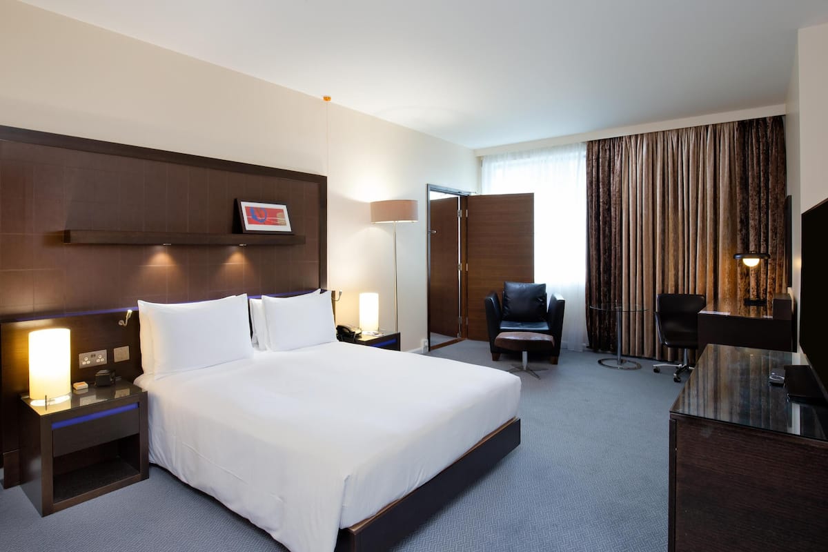 Hypo-allergenic bedding, in-room safe, desk, laptop workspace