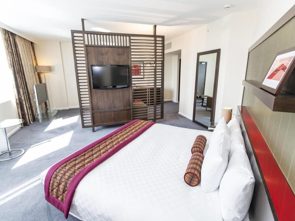 Hypo-allergenic bedding, in-room safe, desk, laptop workspace