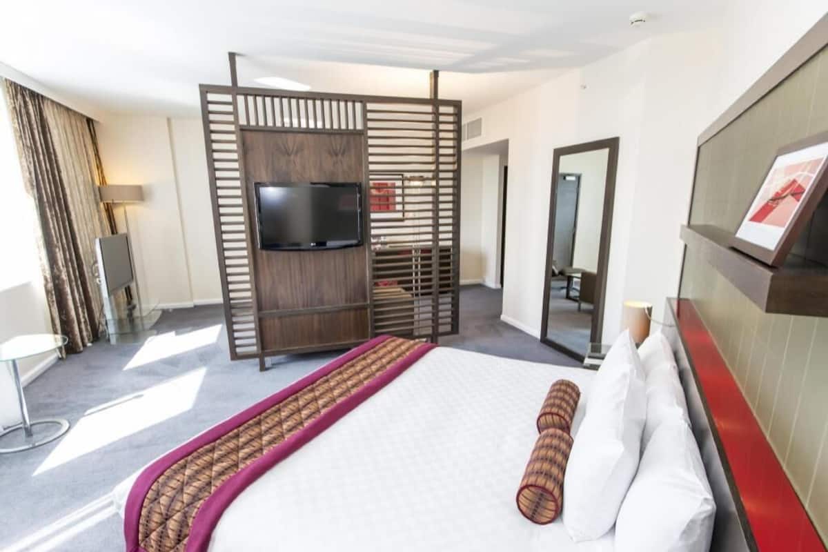 Hypo-allergenic bedding, in-room safe, desk, laptop workspace