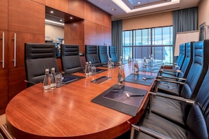 Meetings take place around the round table, with city views and ample space for collaboration.