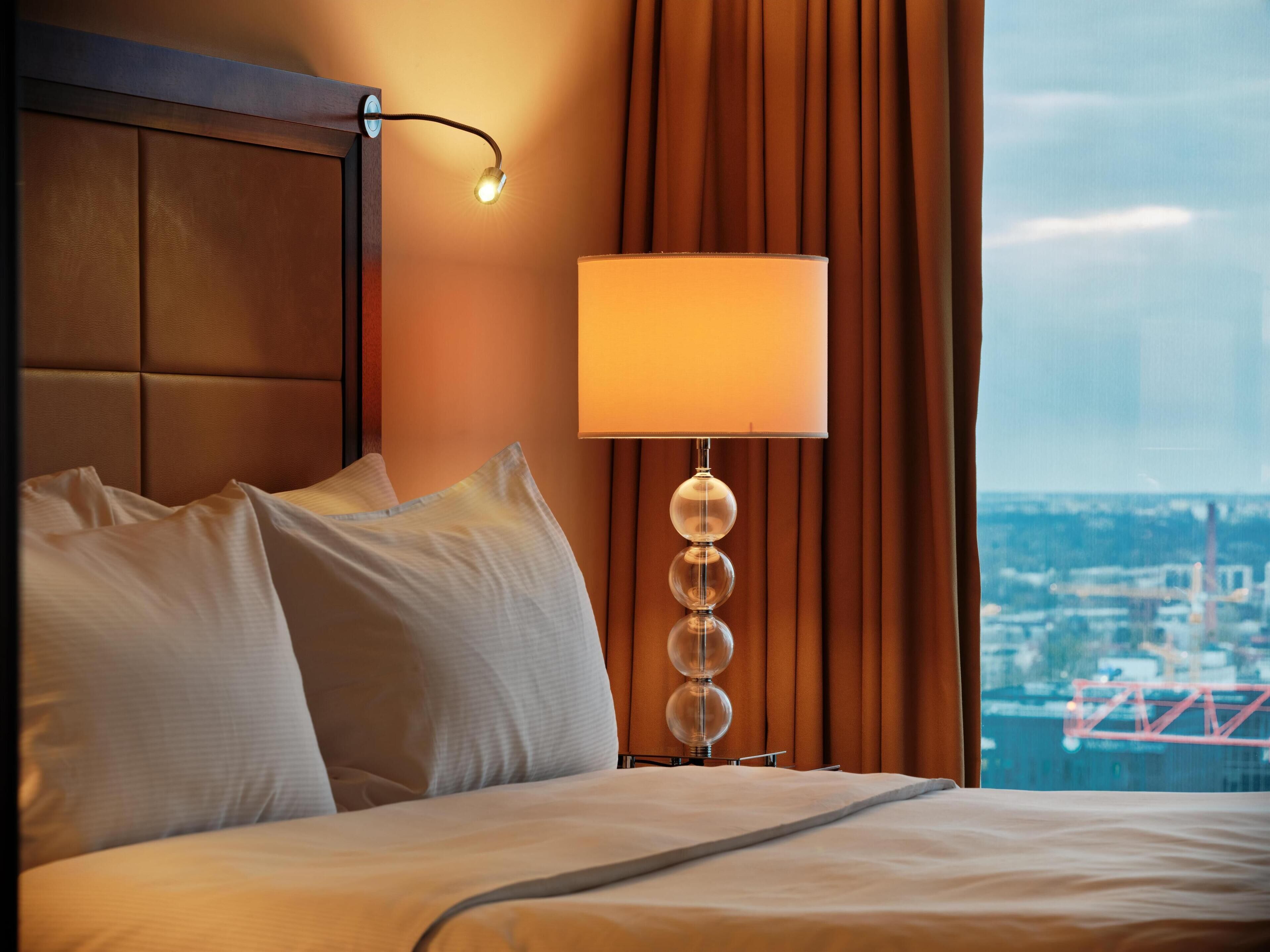 高档床上用品、迷你吧、客房内保险箱、办公桌