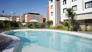 Piscina externa, funciona das 10h às 20h, espreguiçadeiras