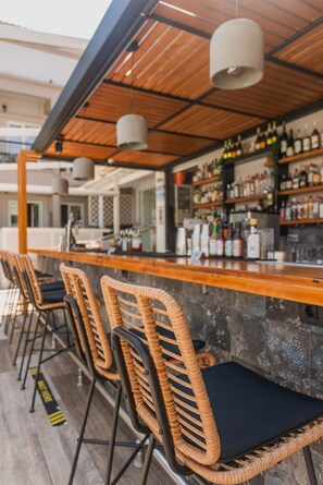 Bar en bord de piscine