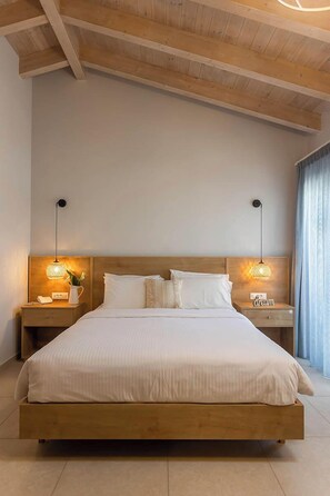 Ropa de cama de alta calidad y caja de seguridad en la habitación 