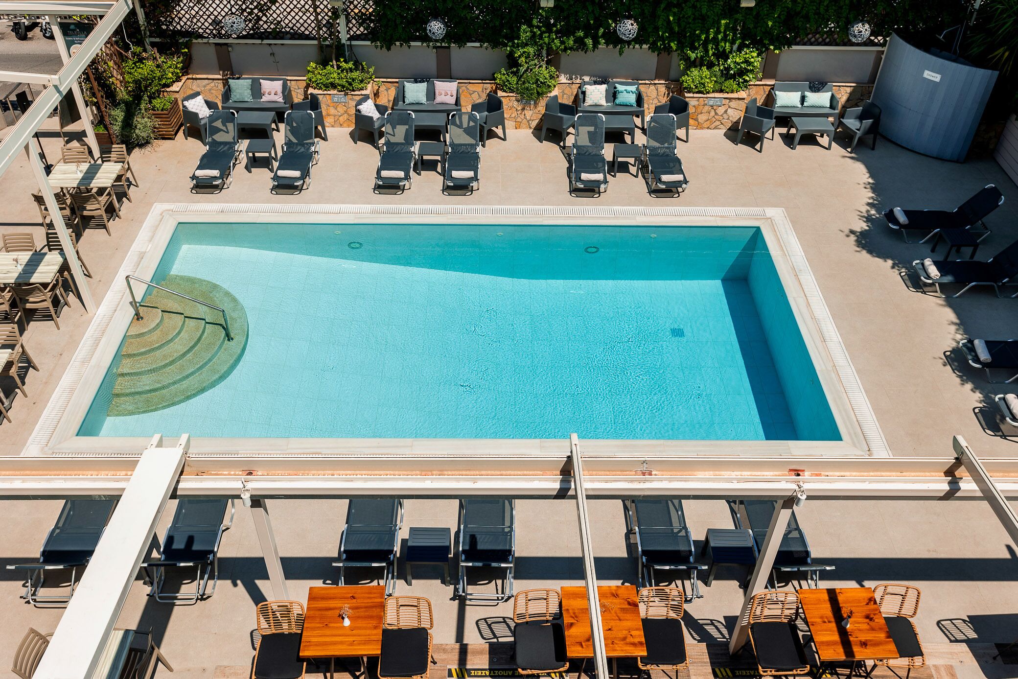 Piscine extérieure (ouverte en saison), parasols de plage