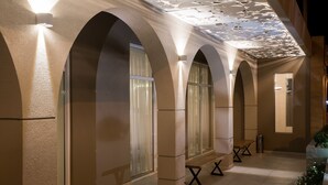 A corridor with arched ceilings and a bench. - Telesilla Hotel (Corfu)