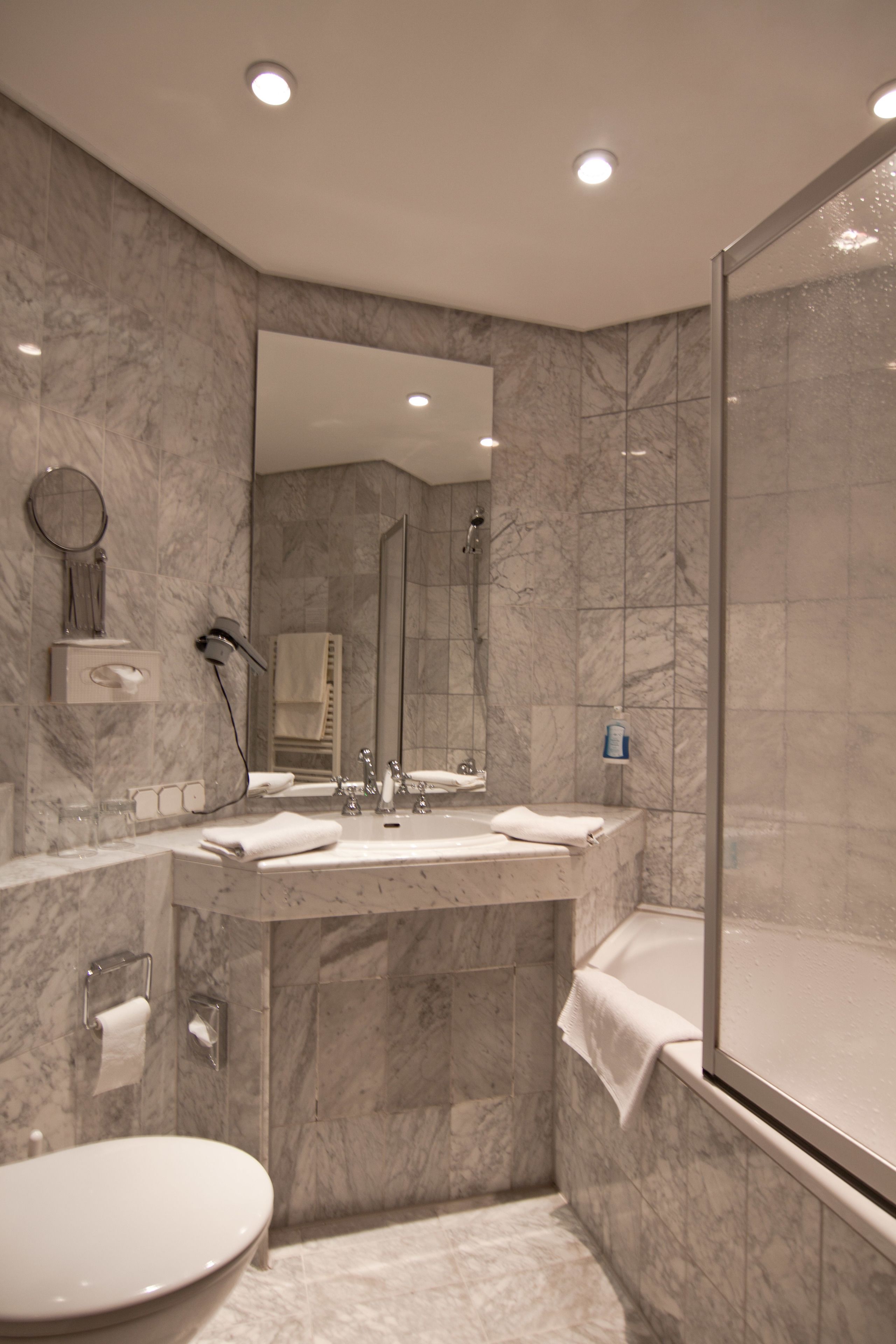 Badewanne, Haartrockner, Handtücher