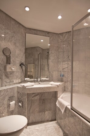 Bañera, secador de pelo, toallas