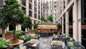 Un vaste atrium intérieur doté d’espaces de détente, d’un bar et de grandes fenêtres.