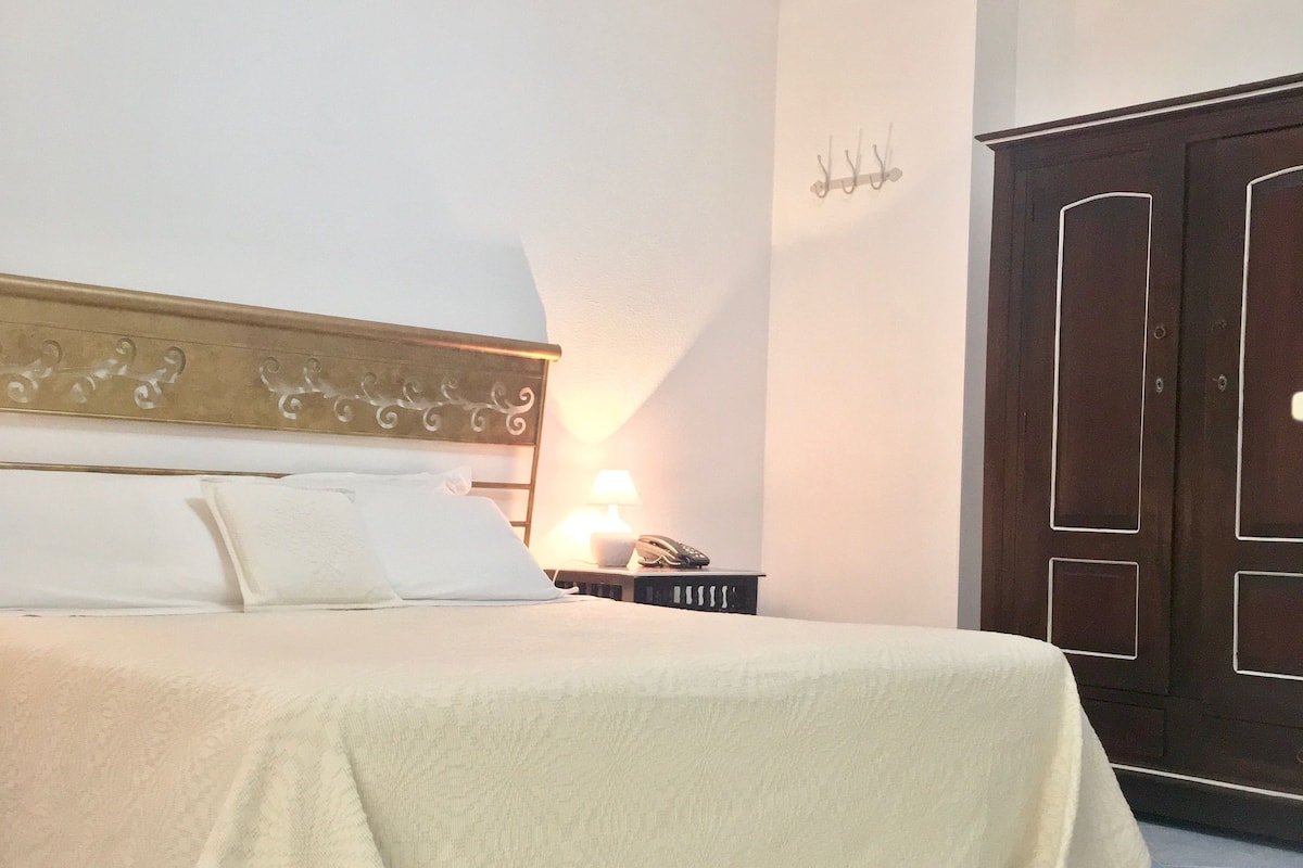 Frette Italian sheets, premium bedding, down duvets, Select Comfort beds