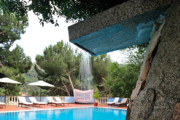 Kolam renang outdoor musiman, dengan payung kolam renang