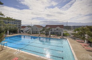 Outdoor pool, pool loungers - Castle in the Sand (Ocean City)