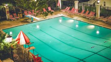Piscina externa, espreguiçadeiras