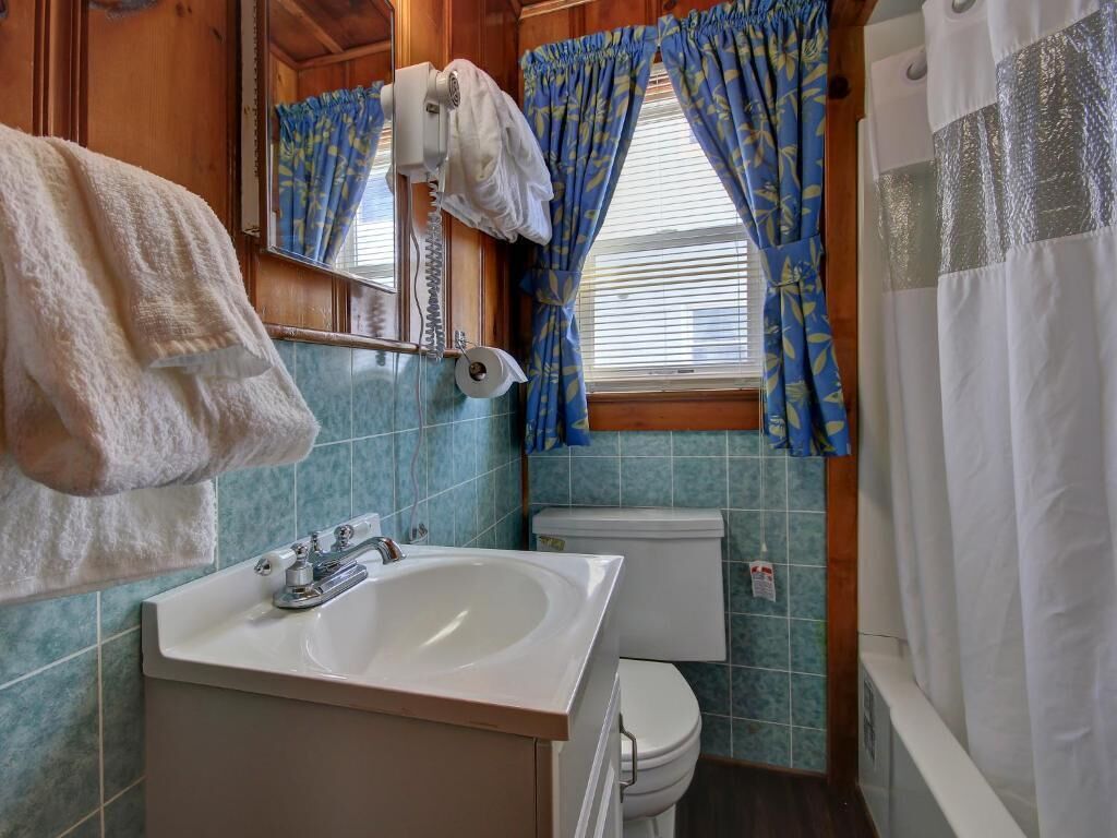 cottage, 2 bedrooms (no elevator) | bathroom | shower, hair dryer, towels