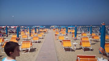 In Strandnähe, Cabañas (gegen Gebühr), Liegestühle, Sonnenschirme