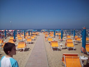 Beach nearby, beach cabanas, sun loungers, beach umbrellas - Hotel Des Bains (Cattolica)