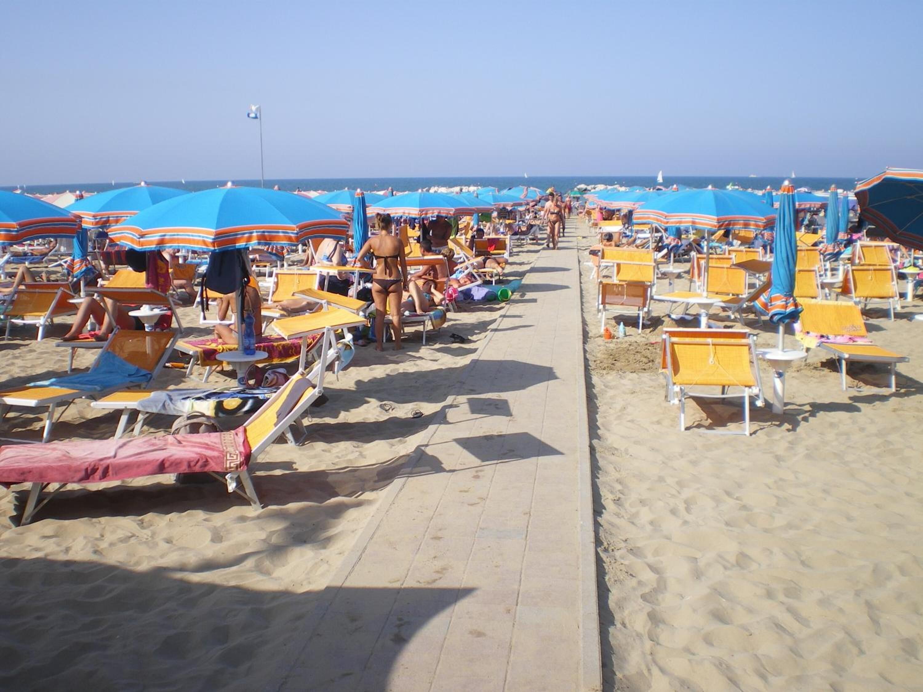 beach nearby, beach cabanas, sun-loungers, beach umbrellas