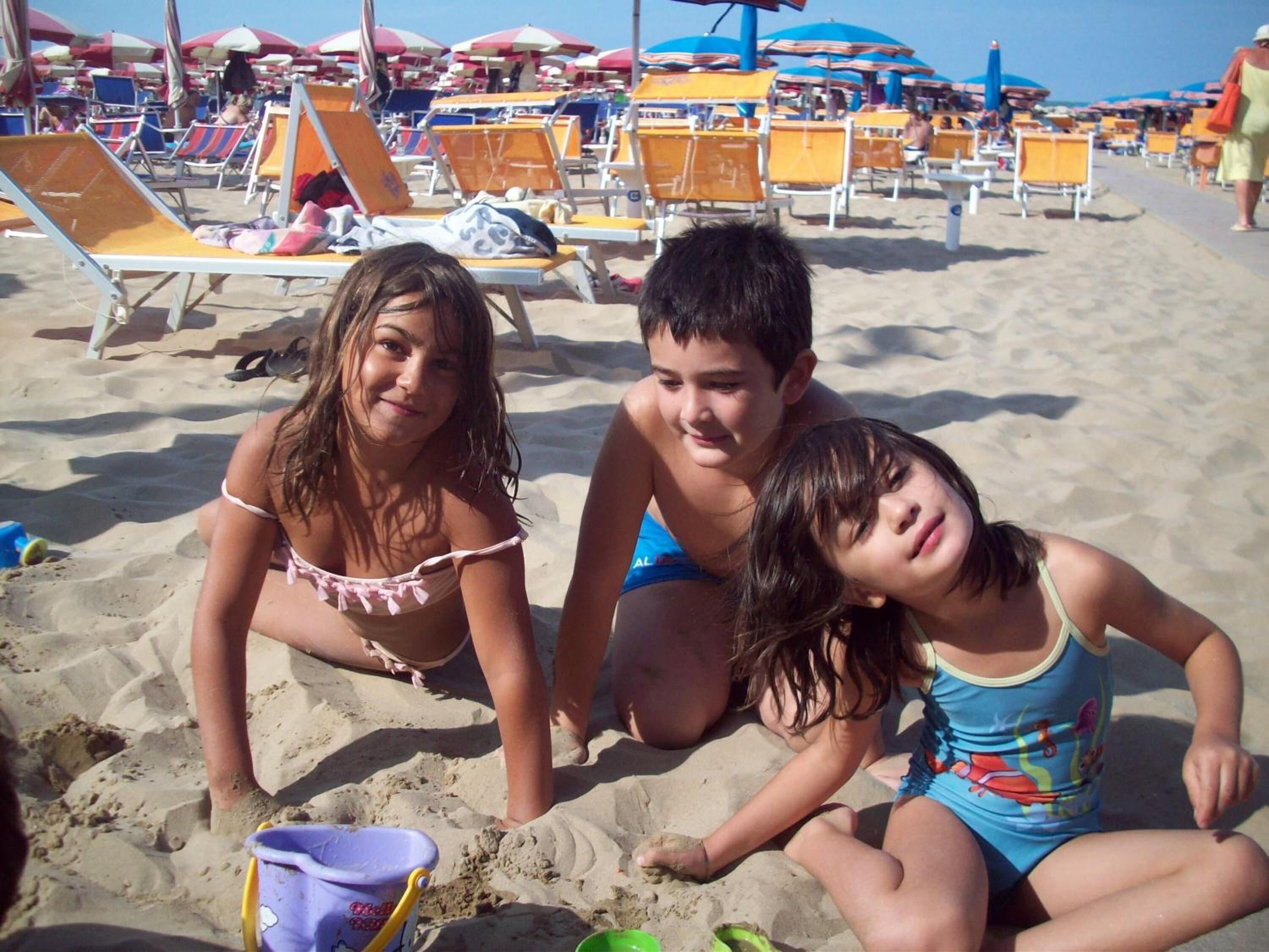beach nearby, beach cabanas, sun-loungers, beach umbrellas