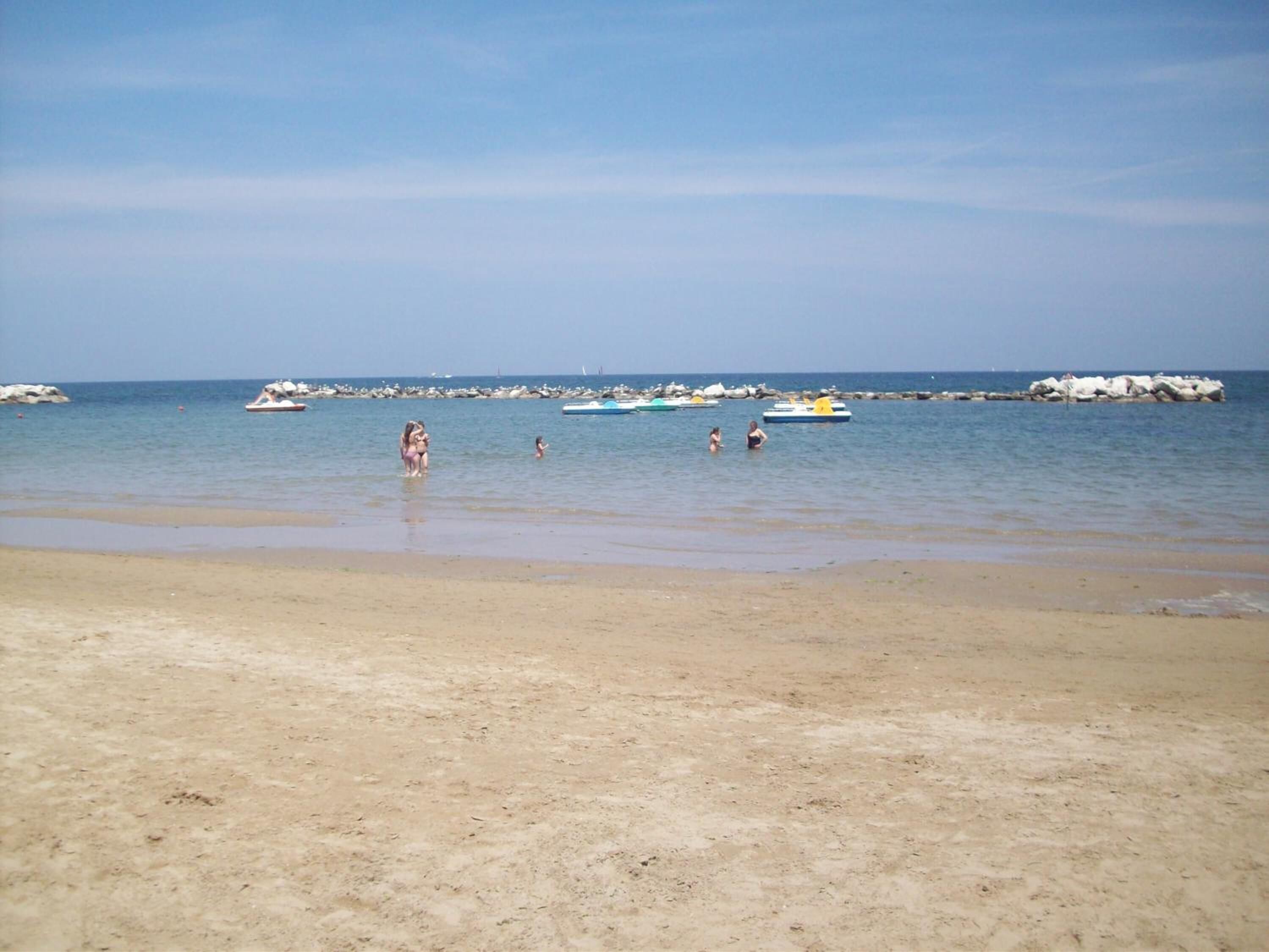 beach nearby, beach cabanas, sun-loungers, beach umbrellas