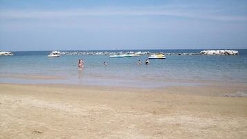 Ubicación cercana a la playa, cabañas de playa, tumbonas y sombrillas