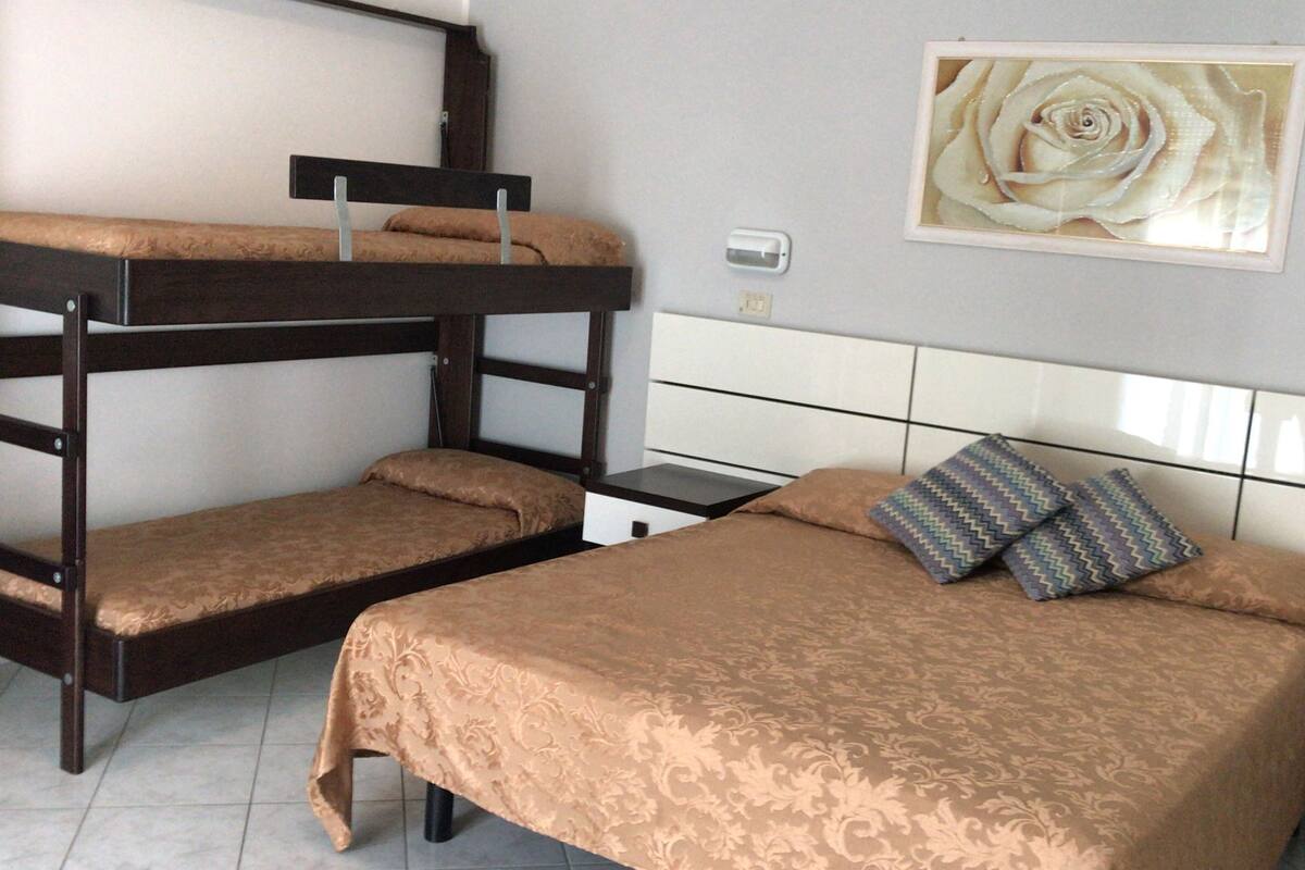 Quadruple Room | In-room safe, desk, cots/infant beds, rollaway beds