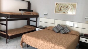 Firemannsrom | Safe på rommet, skrivebord, barnesenger og ekstrasenger (mot et tillegg)