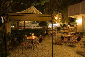 Lunch and dinner served - Hotel Des Bains (Cattolica)